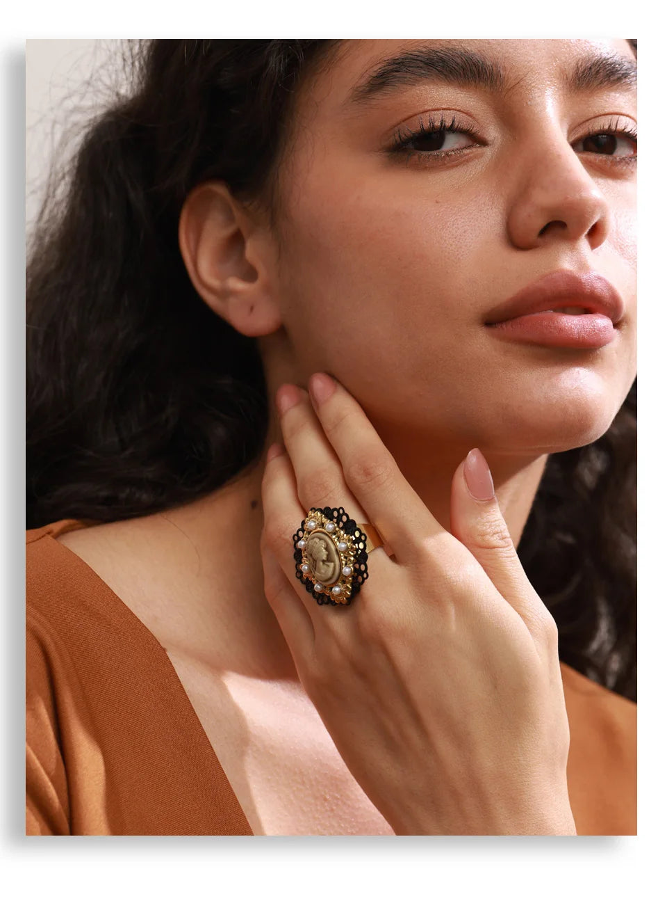 Pearl resin geometric ring in 18K gold-plated stainless steel with pearl and resin.