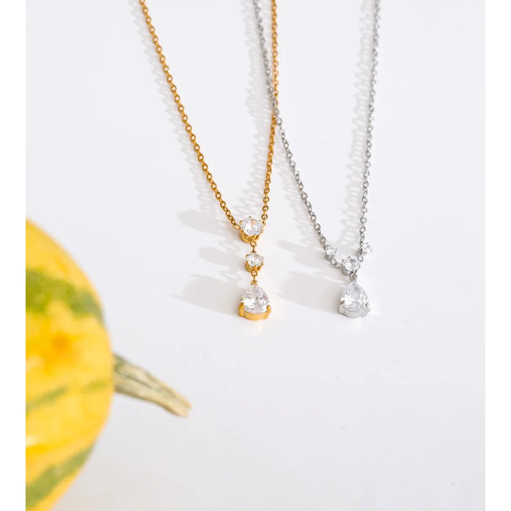 Cubic zirconia geometric necklace in gold-plated stainless steel with cubic zirconia.