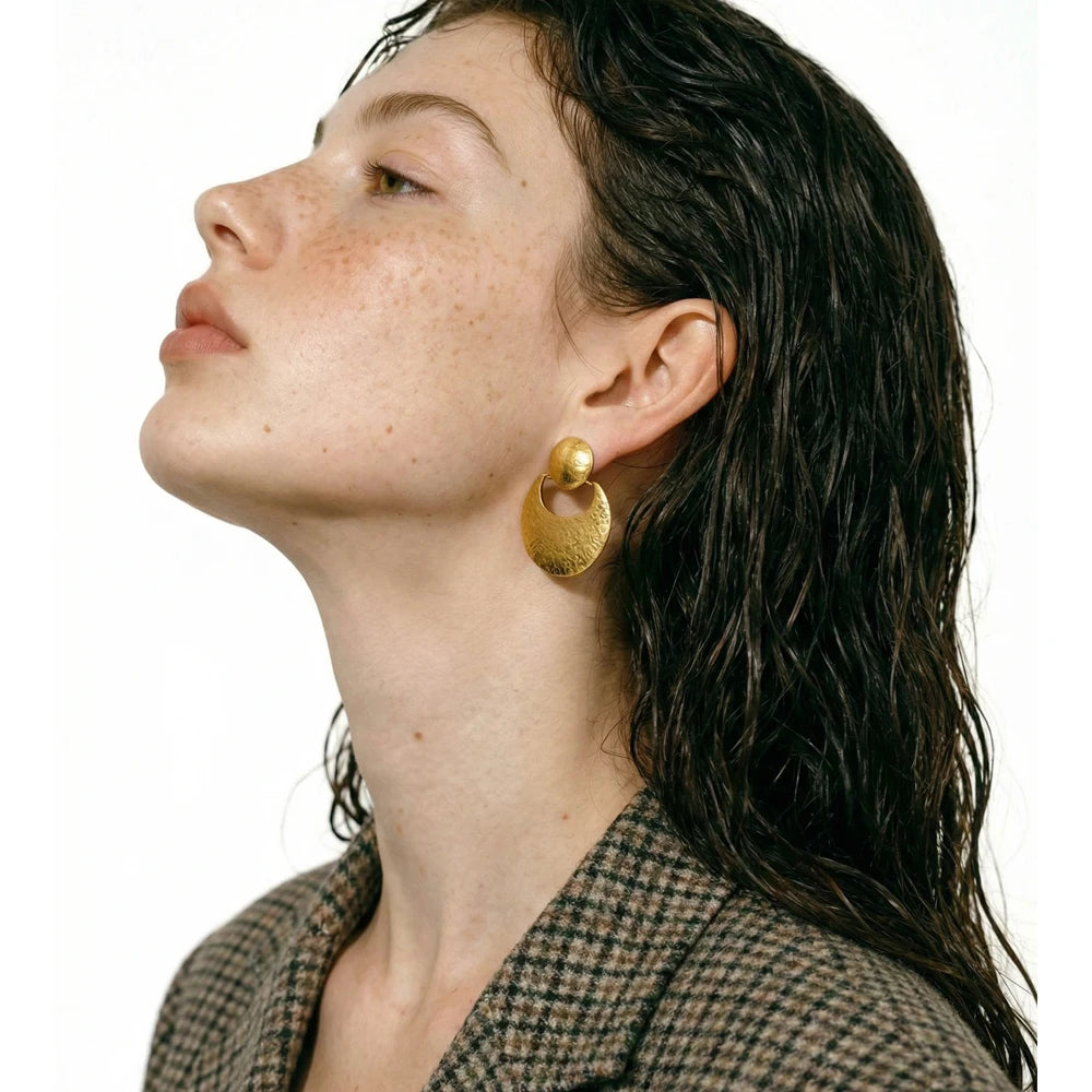 Hammered geometric earrings in gold-plated stainless steel.
