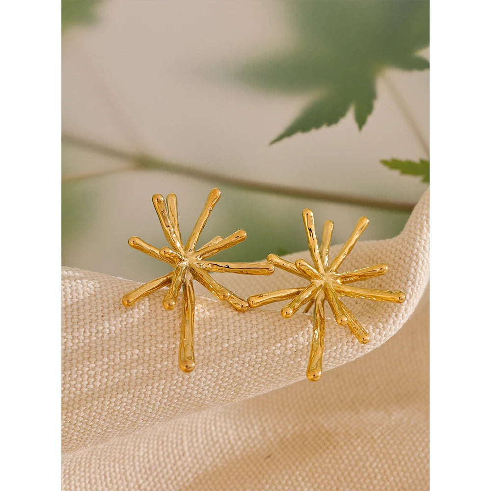 Hammered geometric earrings in gold-plated 316L stainless steel.