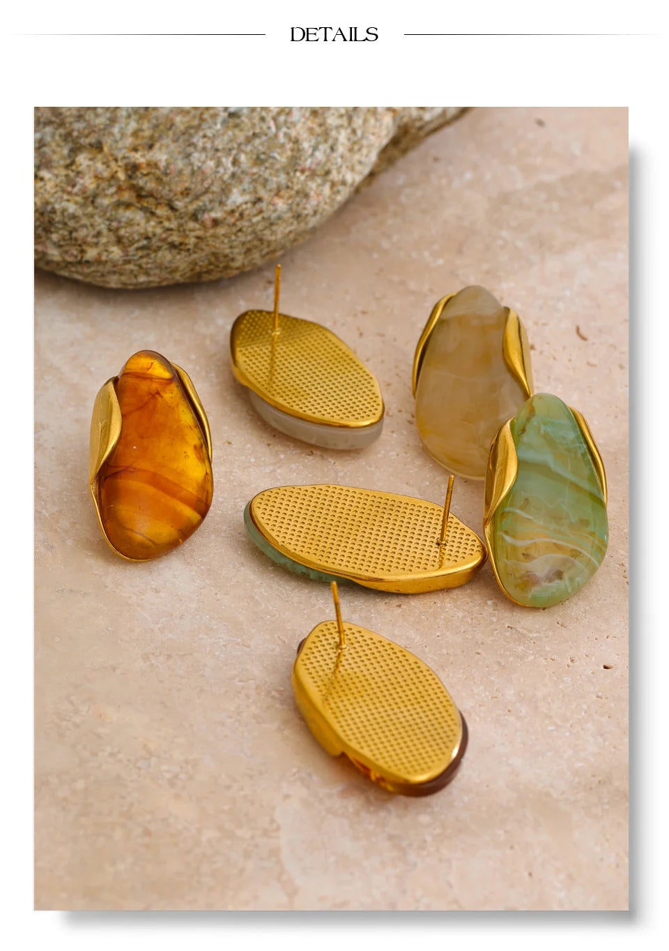 Resin geometric earrings in gold-plated stainless steel with resin.