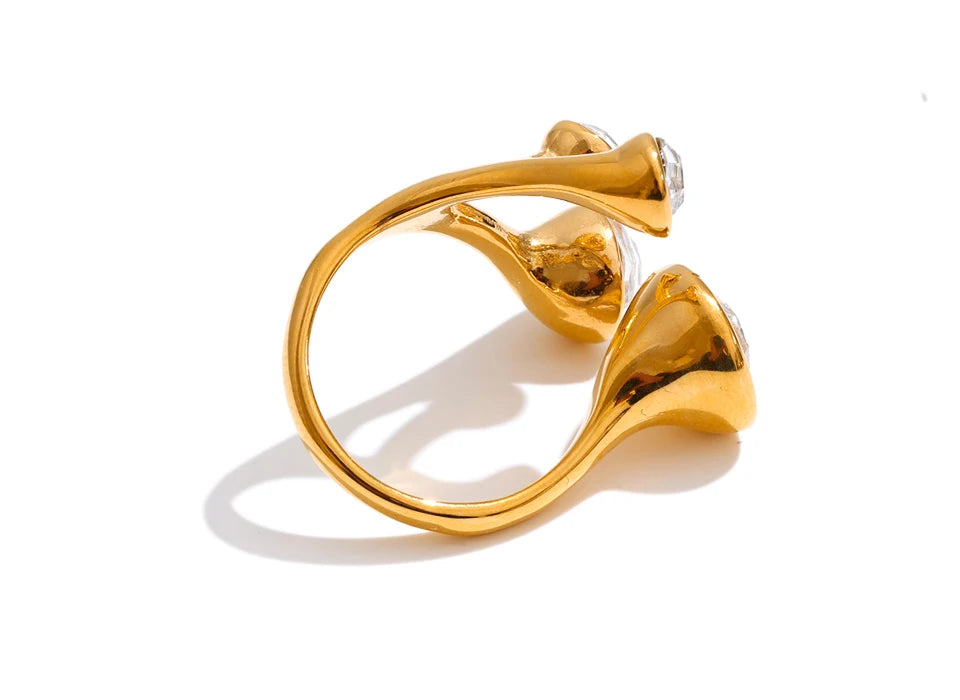 Crystal geometric ring in 18K gold-plated stainless steel with crystal.