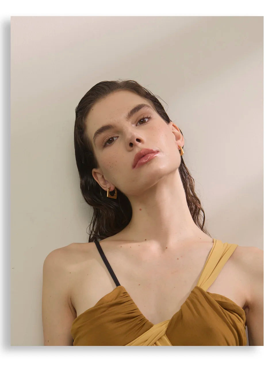 Geometric earrings in gold-plated stainless steel.