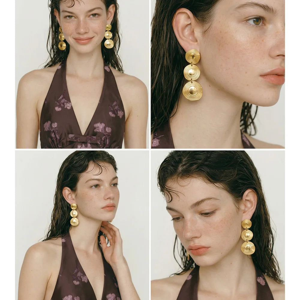 Geometric earrings in gold-plated stainless steel.