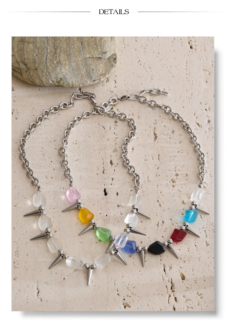 Acrylic natural stone multi-color necklace in gold-plated stainless steel with natural stone and acrylic.