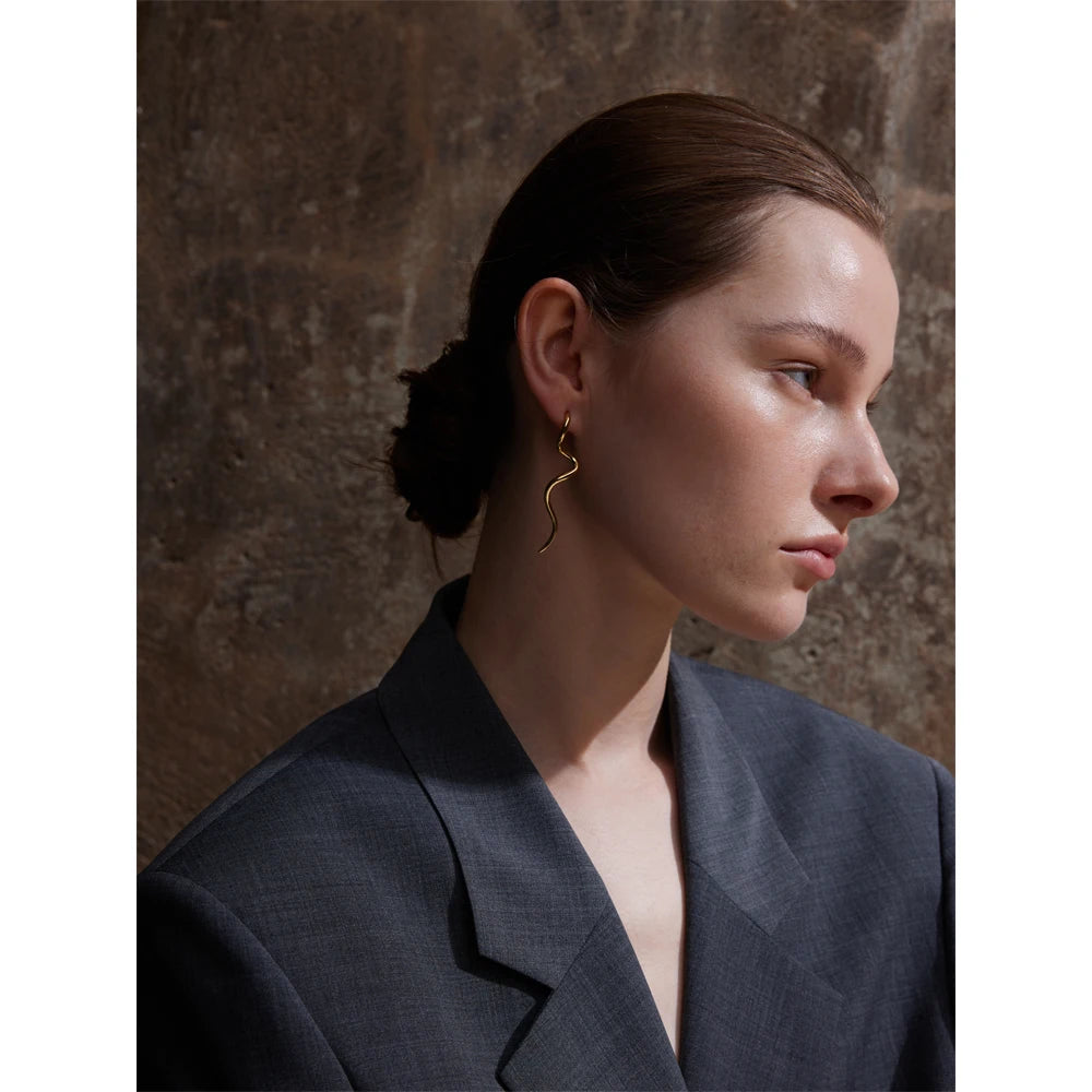 Minimalist geometric earrings in gold-plated stainless steel.
