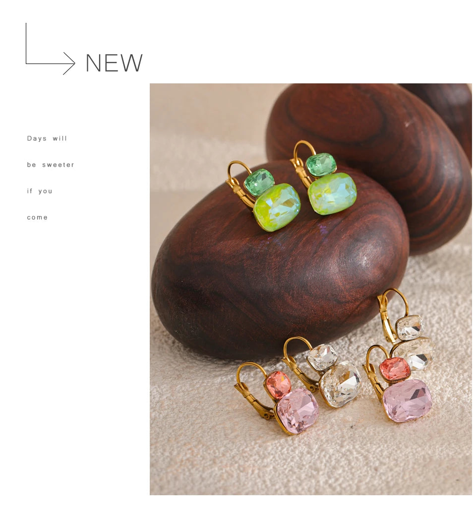 Cubic zirconia geometric earrings in gold-plated stainless steel with cubic zirconia.