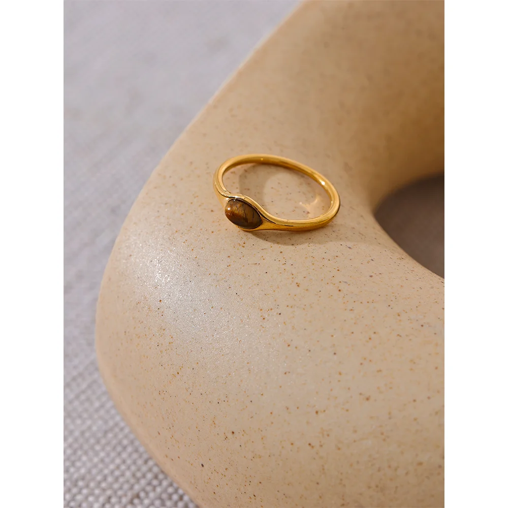 Natural stone geometric ring in 18K gold-plated stainless steel with natural stone.