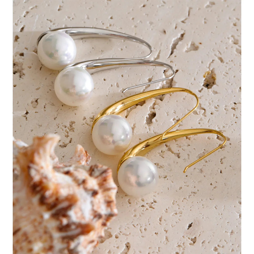 Pearl geometric earrings in gold-plated stainless steel with pearl.