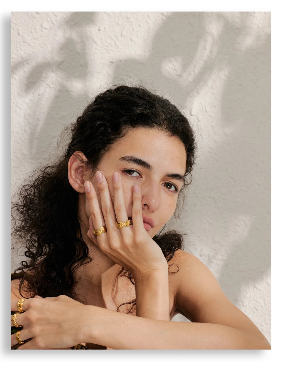 Shell geometric ring in 18K gold-plated stainless steel with shell.