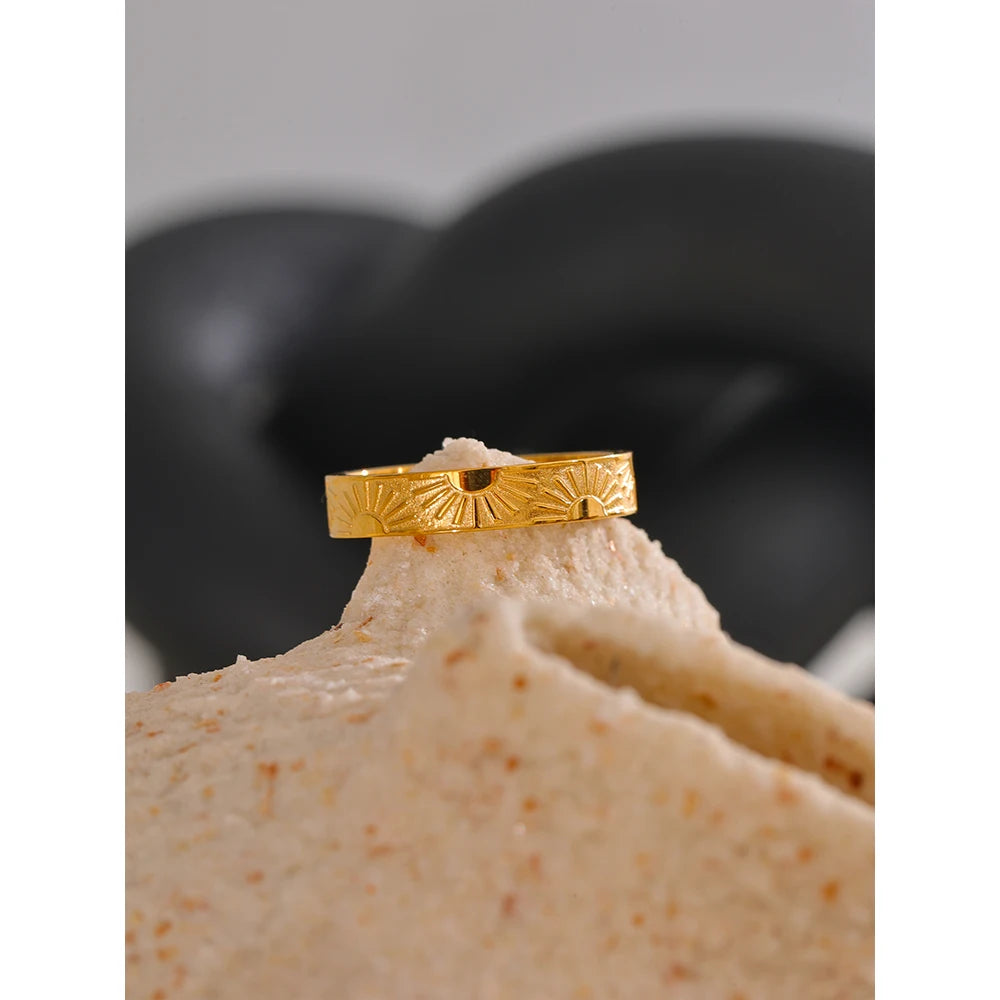 Sun minimalist geometric ring in 18K gold-plated stainless steel.