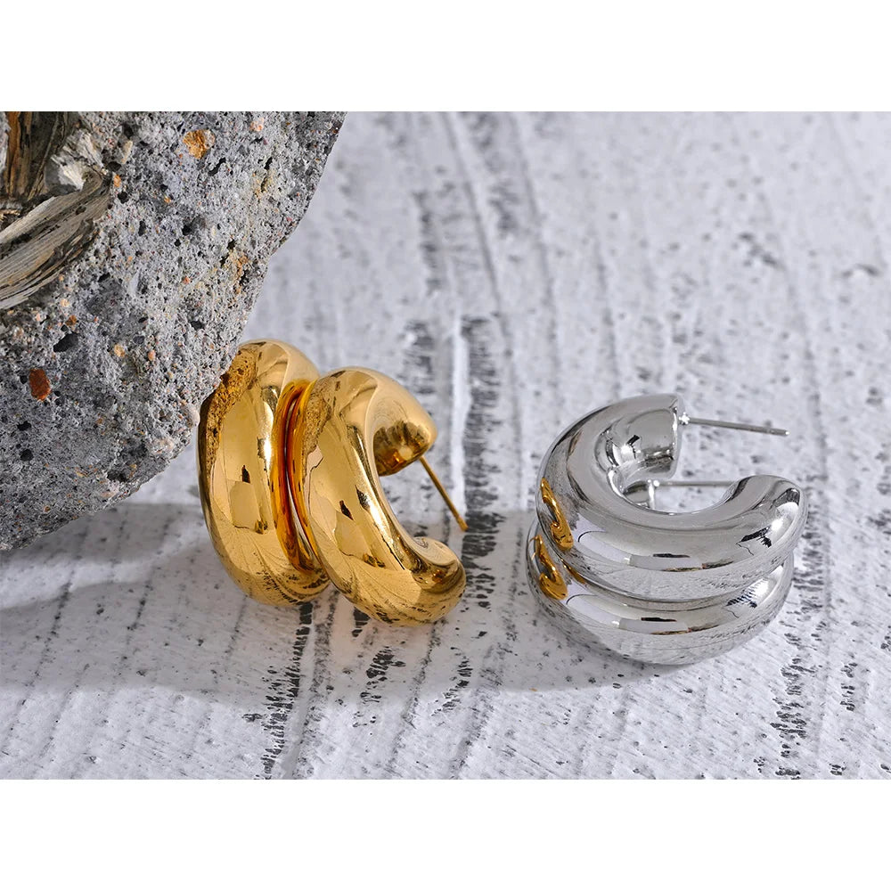 Geometric earrings in gold-plated stainless steel.