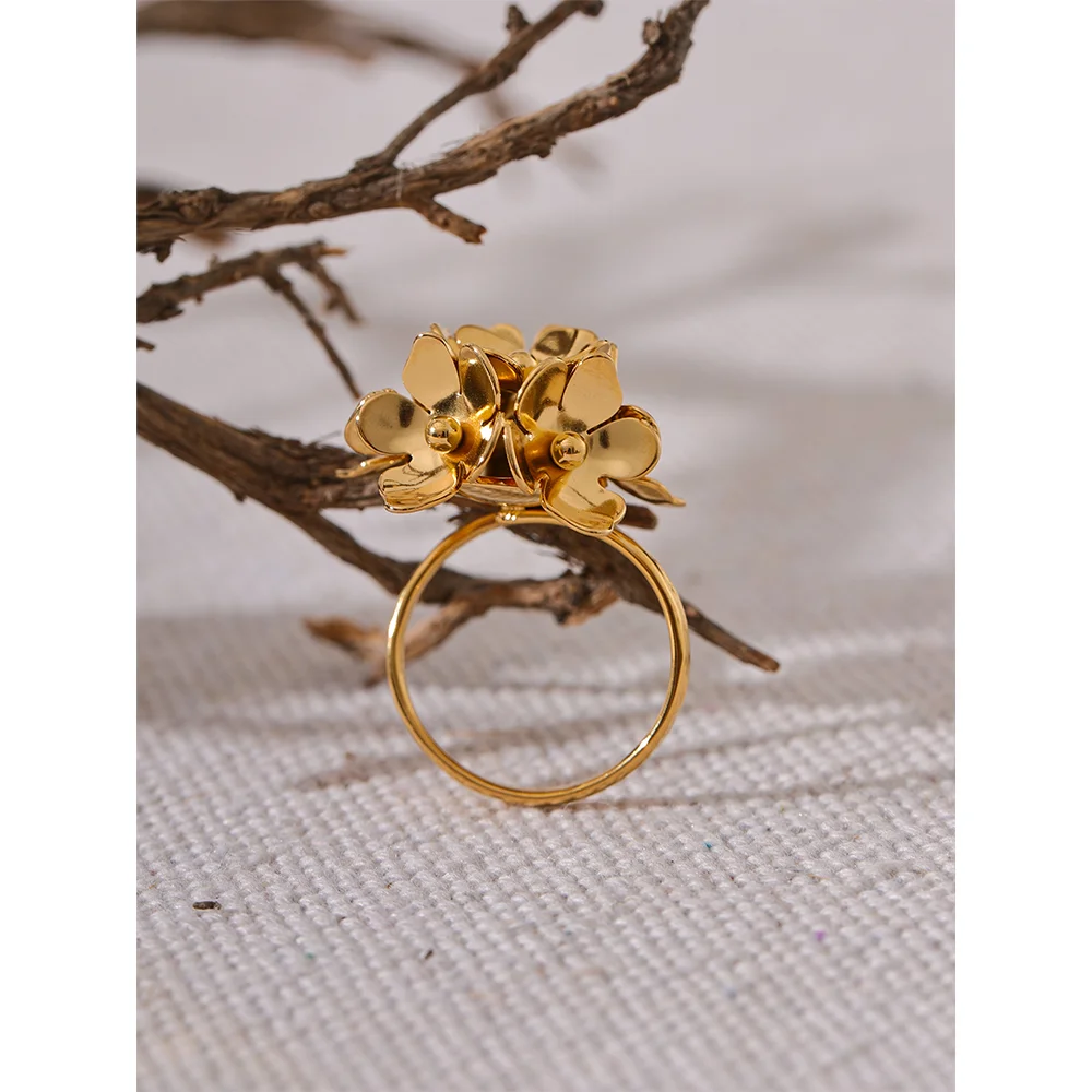 Flower ring in 18K gold-plated stainless steel.