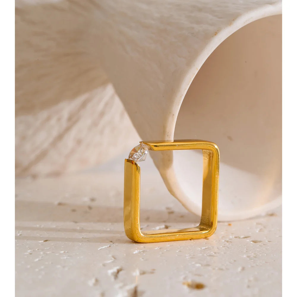 Cubic zirconia minimalist geometric ring in 18K gold-plated stainless steel with cubic zirconia.