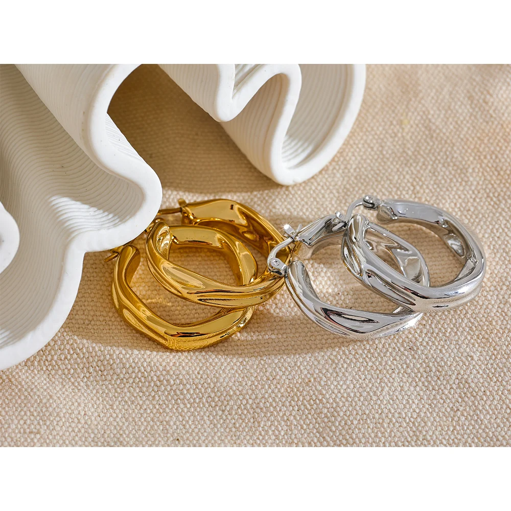Geometric earrings in gold-plated 316L stainless steel.