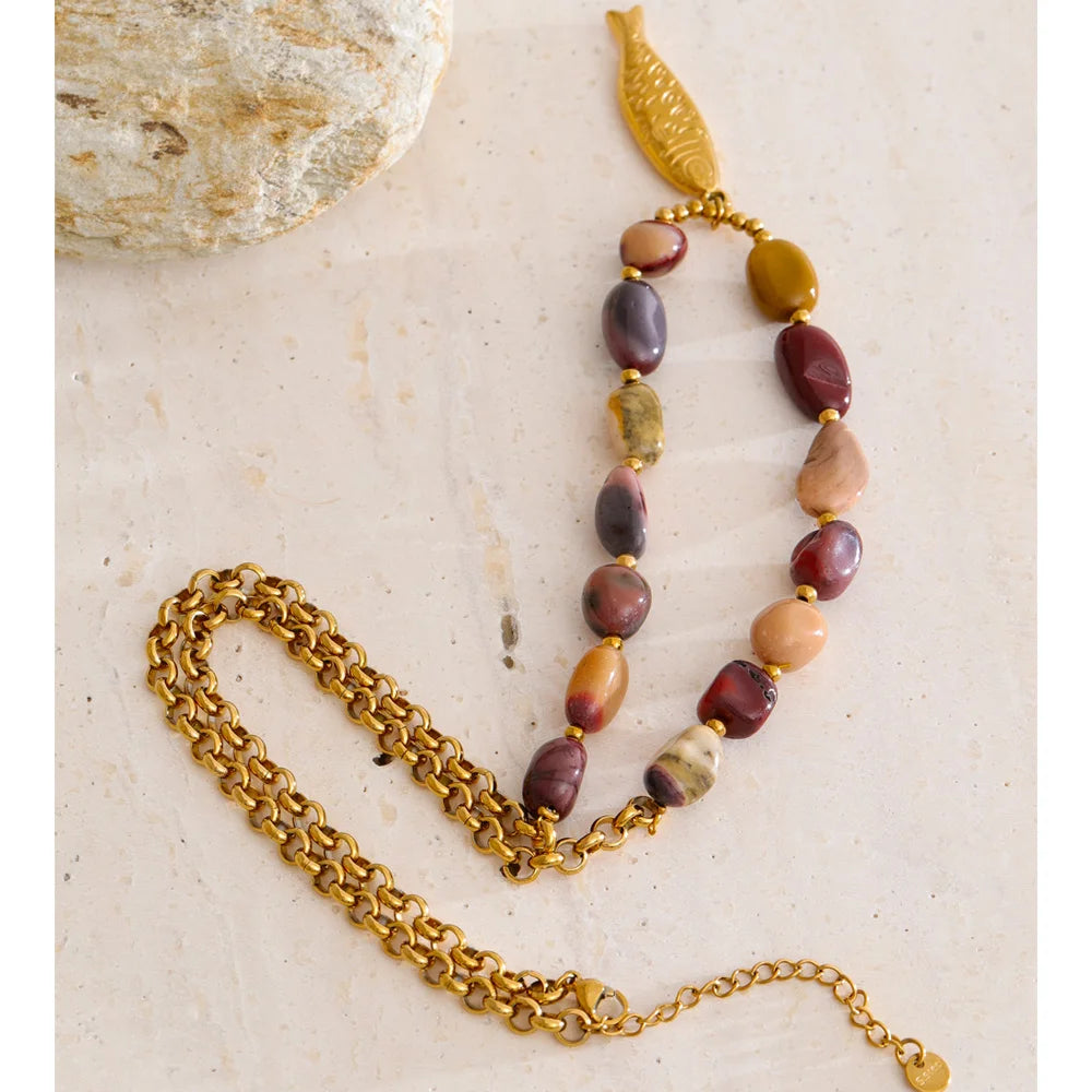 Natural stone beaded geometric necklace in gold-plated stainless steel with natural stone.