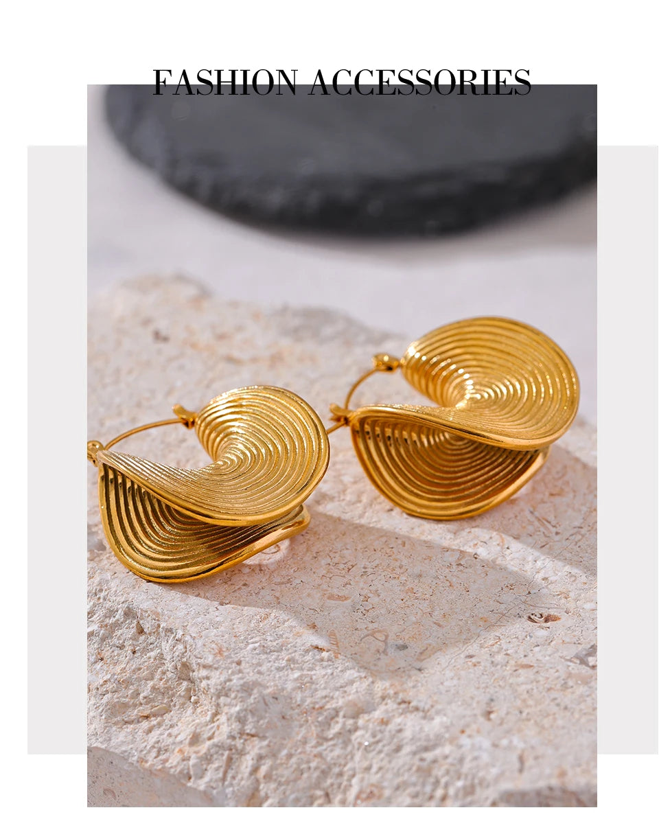 Geometric earrings in gold-plated stainless steel.