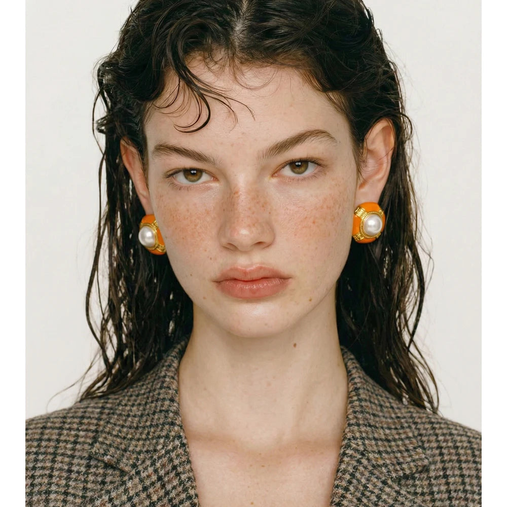 Pearl enamel geometric earrings in gold-plated stainless steel with pearl and enamel.
