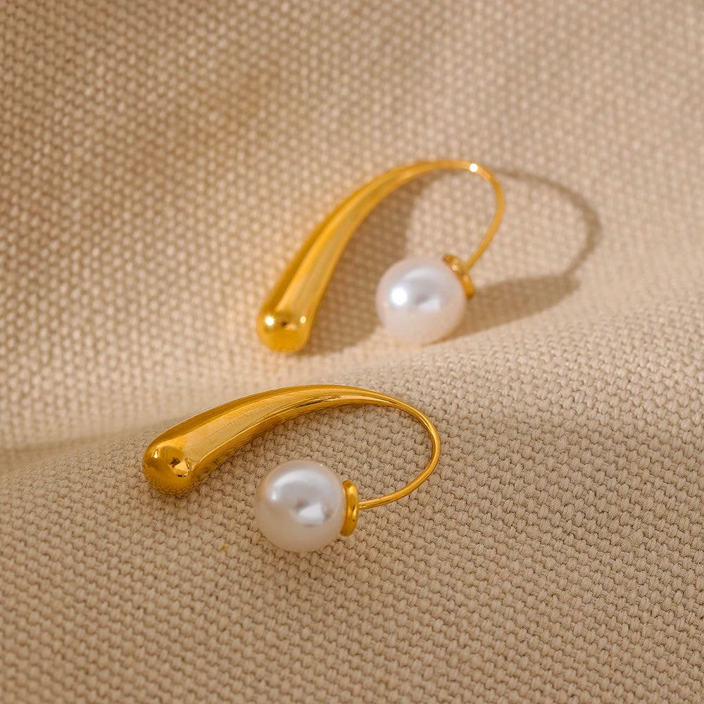 Pearl minimalist geometric earrings in stainless steel with pearl.