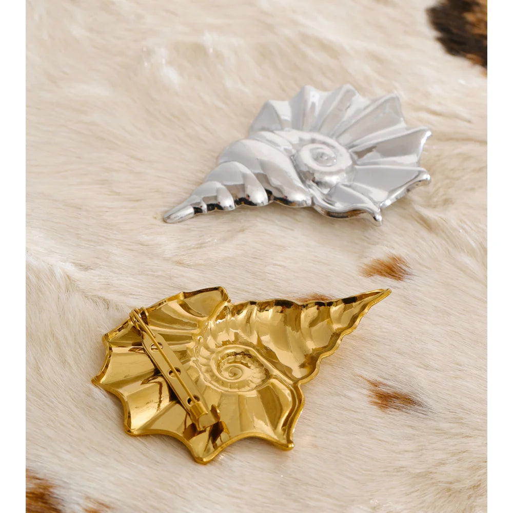 Shell geometric brooch in gold-plated stainless steel with shell.