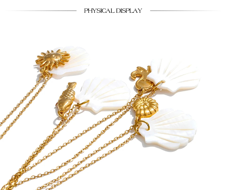 Shell star geometric necklace in gold-plated stainless steel with shell.