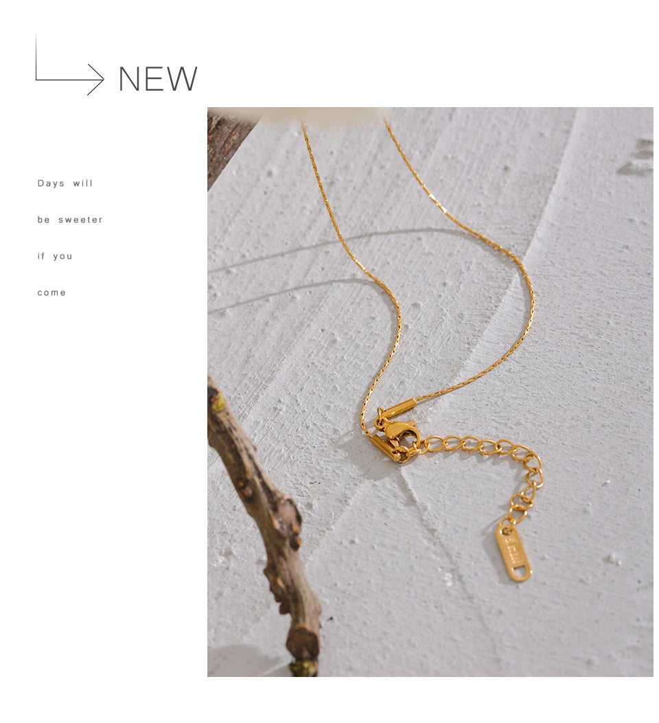 Cubic zirconia star necklace in gold-plated stainless steel with cubic zirconia.