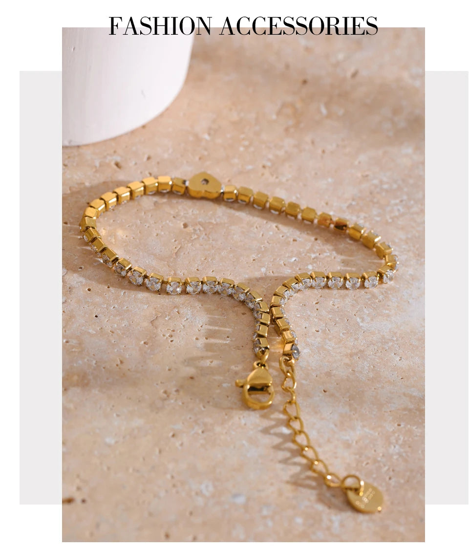 Cubic zirconia heart geometric necklace in gold-plated stainless steel with cubic zirconia.