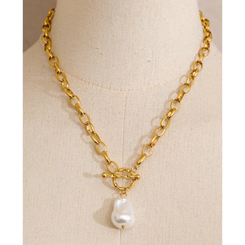 Pearl geometric necklace in gold-plated stainless steel with pearl.