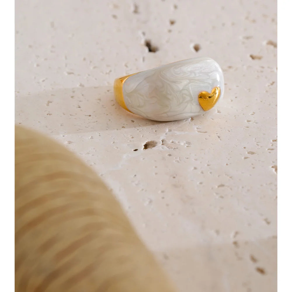 White enamel heart ring in 18K gold-plated stainless steel with enamel.