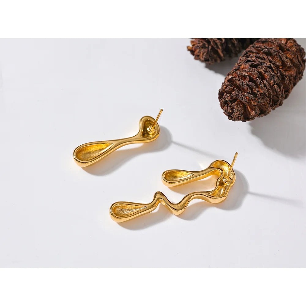 Geometric earrings in 18K gold-plated stainless steel.