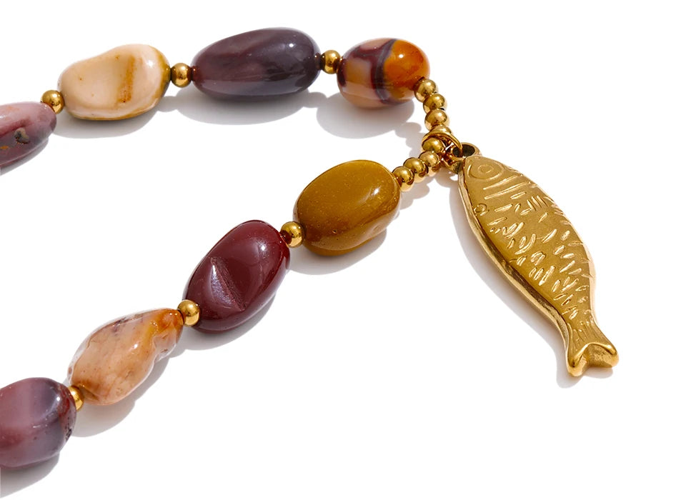 Natural stone beaded geometric necklace in gold-plated stainless steel with natural stone.