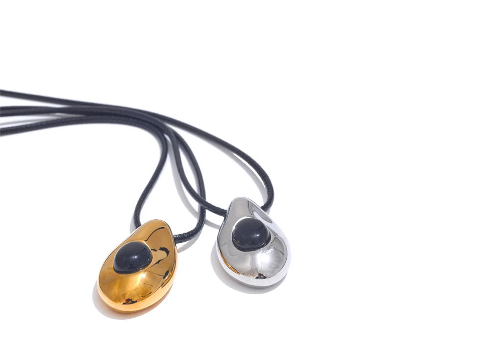 Natural stone geometric necklace in gold-plated stainless steel with natural stone.