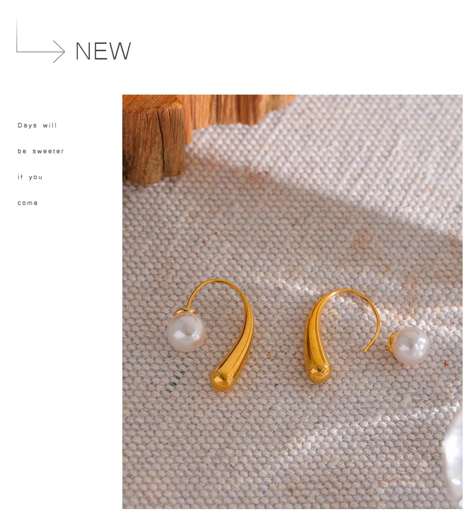 Pearl minimalist geometric earrings in stainless steel with pearl.