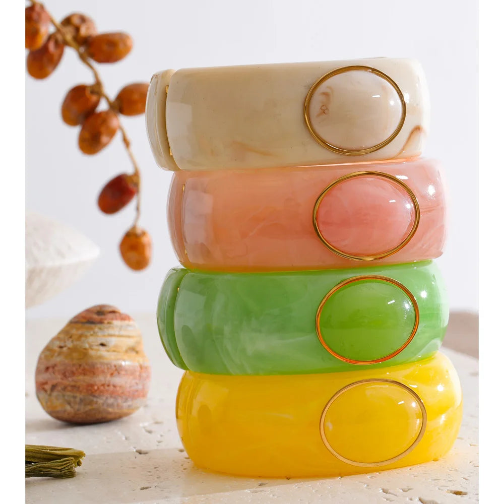 Resin acrylic geometric bracelet in gold-plated stainless steel with resin and acrylic.