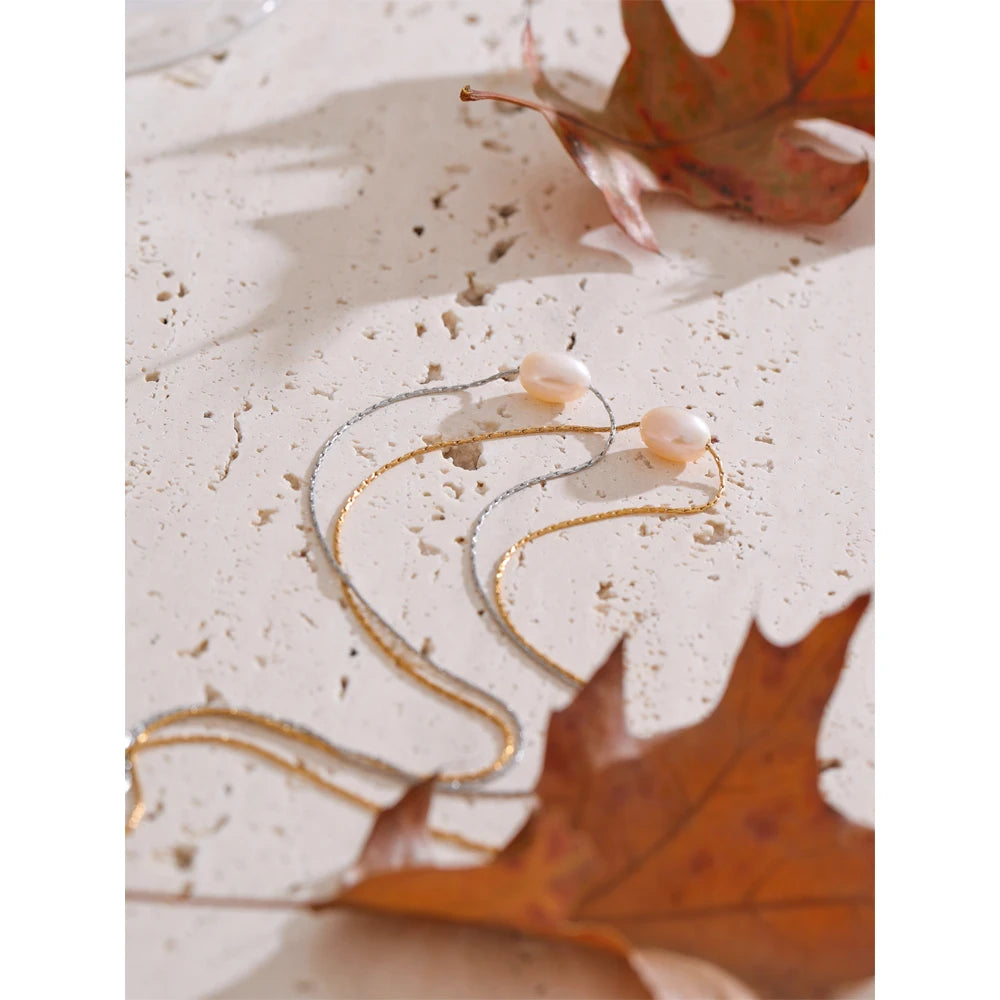Freshwater pearl geometric necklace in gold-plated stainless steel with freshwater pearl.