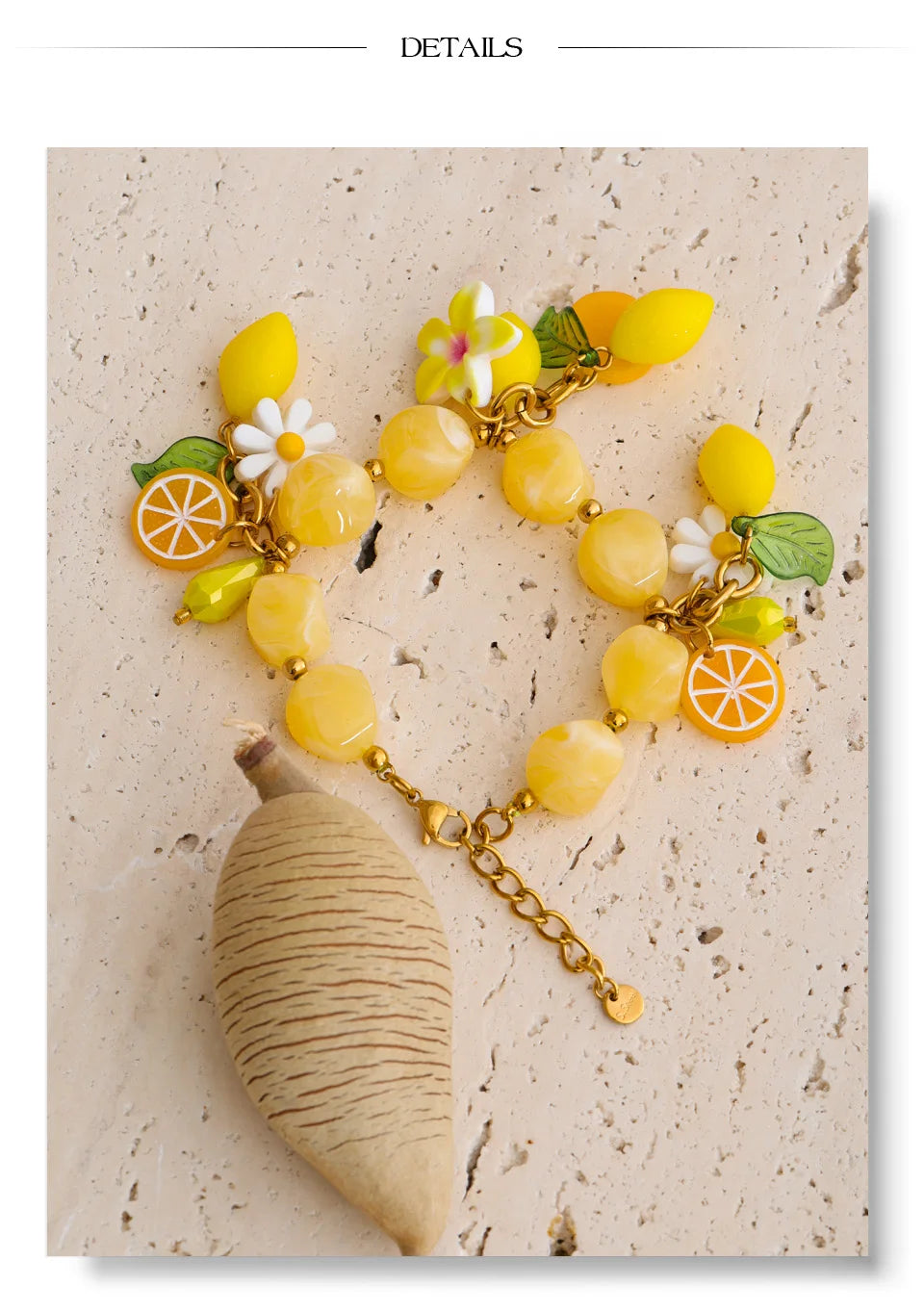 Resin geometric necklace in gold-plated stainless steel with resin.