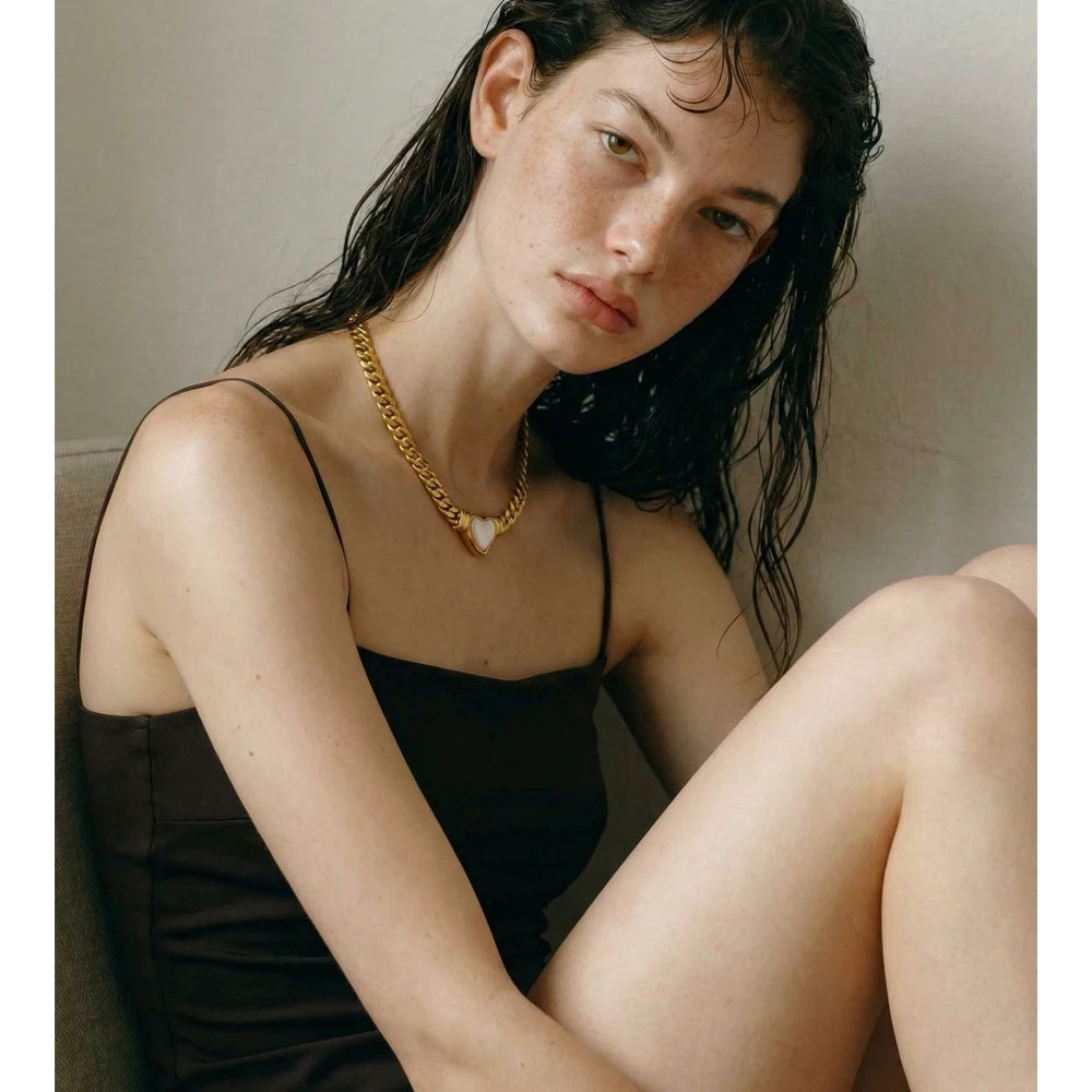 Shell heart chain necklace in gold-plated stainless steel with shell.