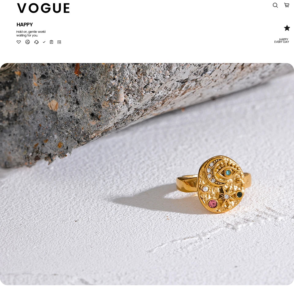 Cubic zirconia star moon ring in 18K gold-plated stainless steel with cubic zirconia.