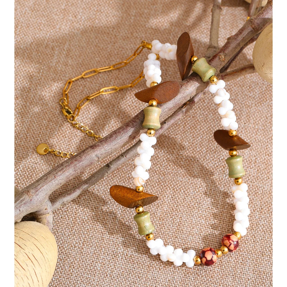 Shell beaded geometric necklace in gold-plated stainless steel with shell.