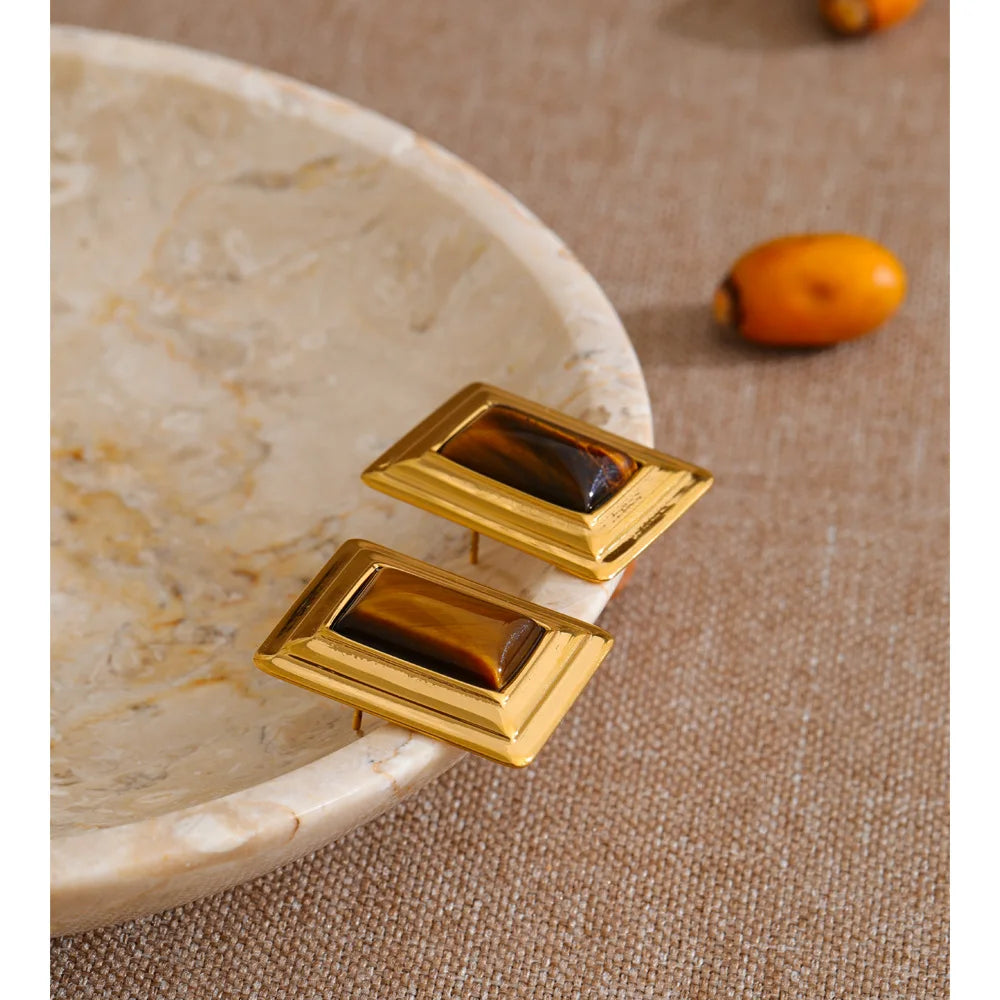 Natural stone geometric earrings in gold-plated stainless steel with natural stone.