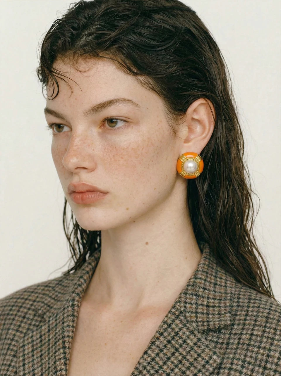 Pearl enamel geometric earrings in gold-plated stainless steel with pearl and enamel.