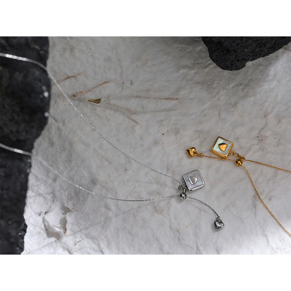 Shell heart geometric necklace in gold-plated stainless steel with shell.