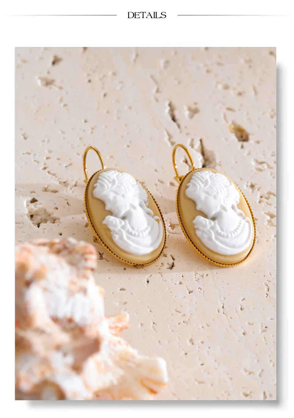 Resin geometric earrings in gold-plated stainless steel with resin.
