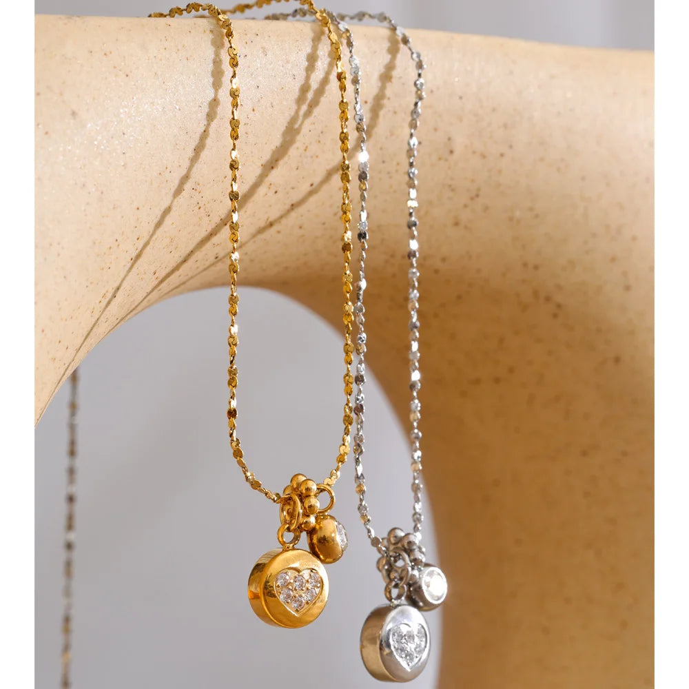 Cubic zirconia heart geometric necklace in gold-plated stainless steel with cubic zirconia.