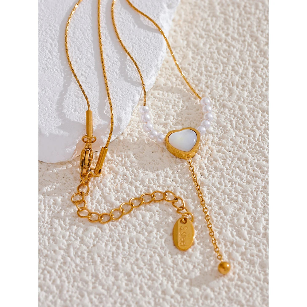 Pearl natural stone heart necklace in gold-plated stainless steel with pearl and natural stone.
