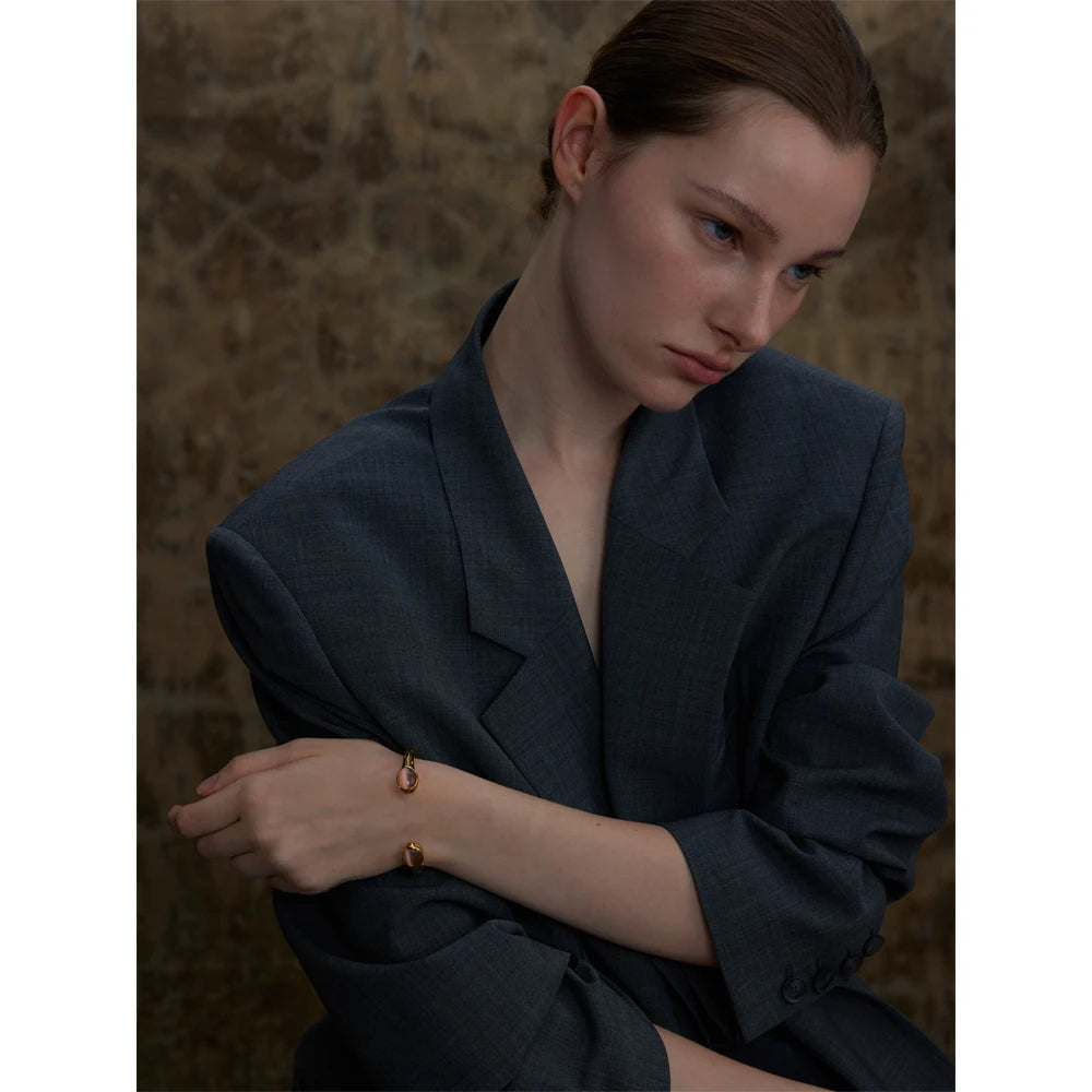 Natural stone geometric bracelet in gold-plated stainless steel with natural stone.