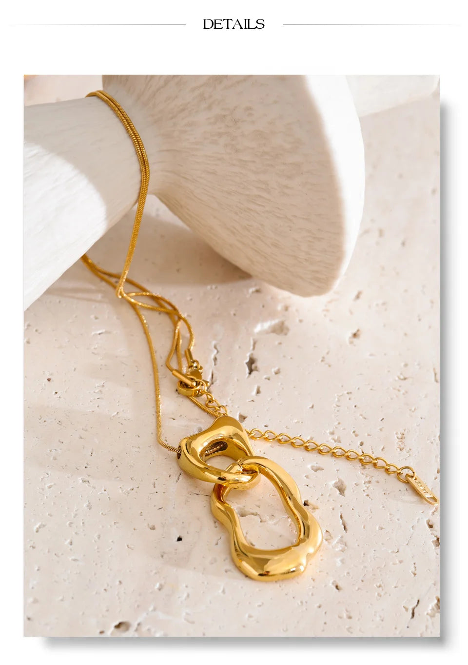 Geometric necklace in gold-plated stainless steel.