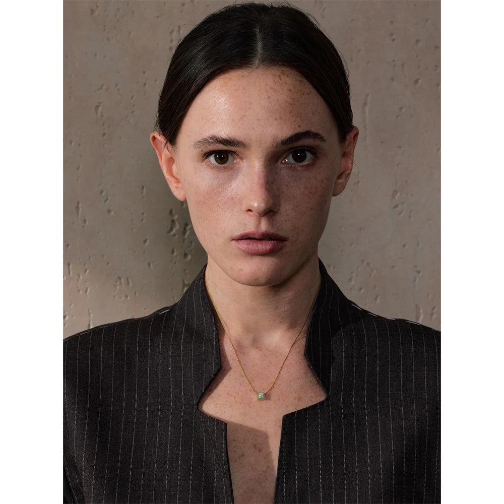 Natural stone geometric necklace in gold-plated stainless steel with natural stone.