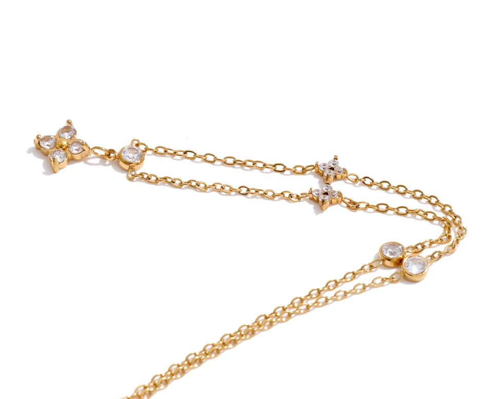 Cubic zirconia flower necklace in gold-plated stainless steel with cubic zirconia.
