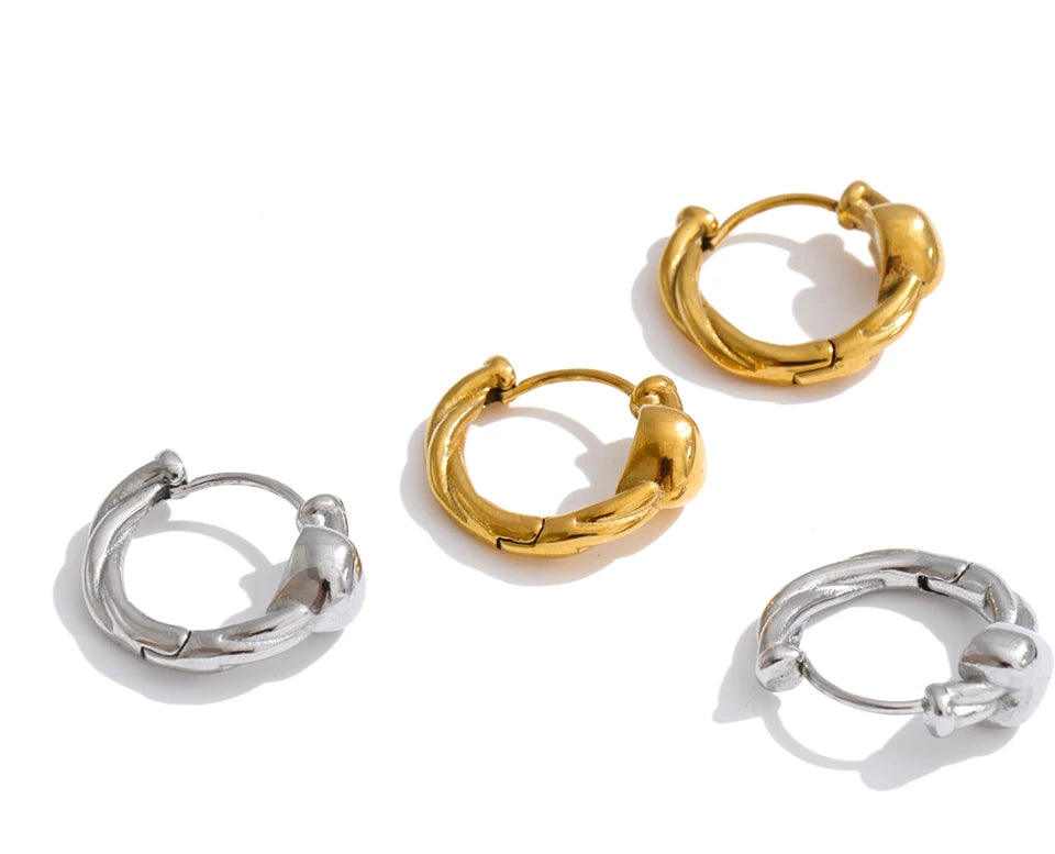 Heart earrings in gold-plated stainless steel.